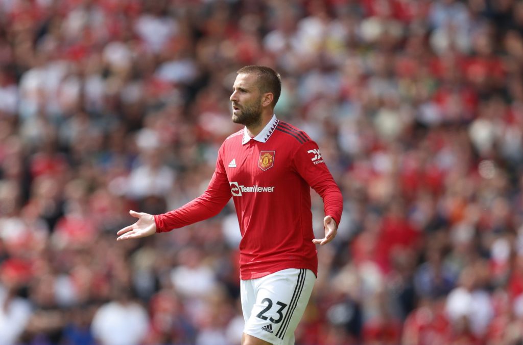 Luke Shaw thi đấu như một trung vệ